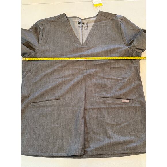 FIGS Technical Collection NWT Gray Three Pocket Scrub Top Sz XL Short Sleeve - Picture 5 of 7